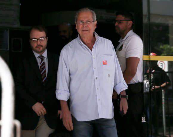 Zé Dirceu deixa a prisão