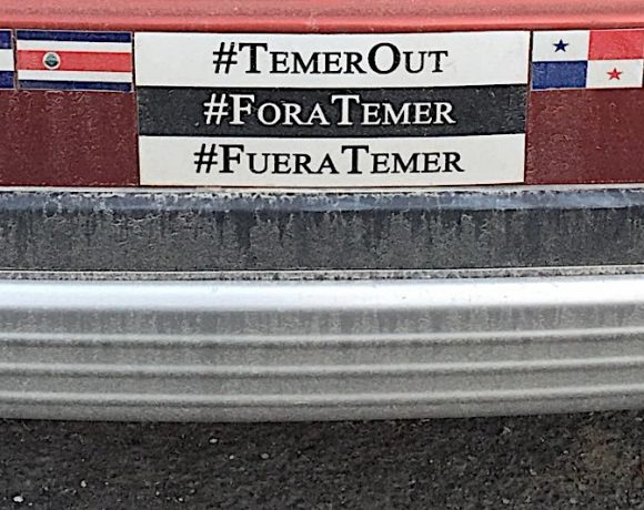 Parachoque de um veículo estacionado no Middlebury College, Vermont, EUA