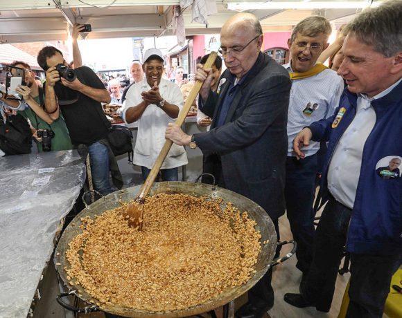 Para provar que é Agro, o Ogro posa socando pilão.