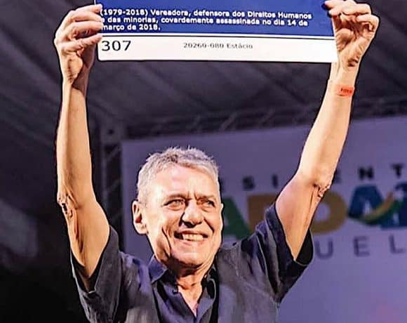 Chico levanta a placa da Rua Marielle