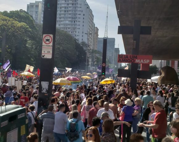 Avenida Paulista começa a ferver. Fora o Cão! Fora o Sete Peles! Viva Haddad!