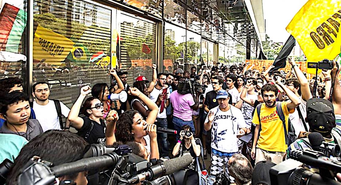 Manifestação na porta do shopping center JK