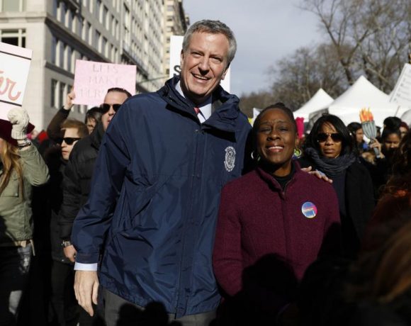 Bill de Blasio, prefeito de Nova York: “Já vai tarde, Jair Bolsonaro. Seu ódio não é bem-vindo aqui”.