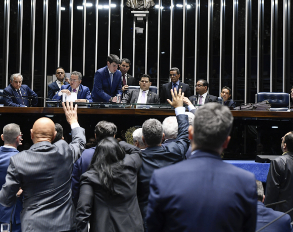 Senado derruba bandeira eleitoral de Bolsonaro