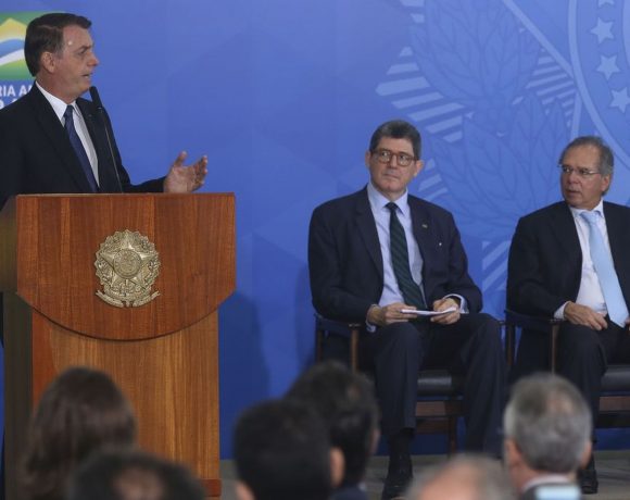Bolsonaro ameaça demitir presidente do BNDES