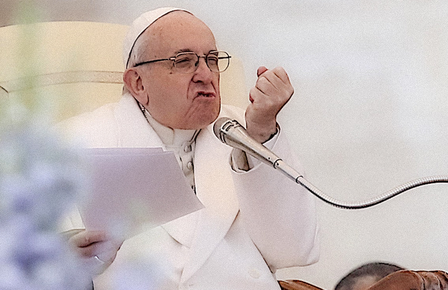 Papa desanca lawfare