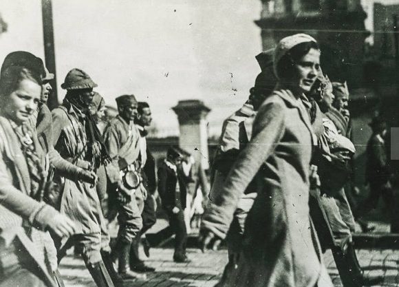 Mulheres marcham na Revolução de 1932