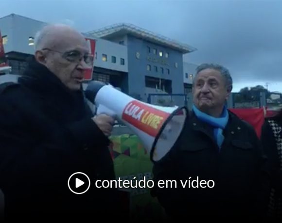 O ex-presidente da Argentina, Eduardo Duhalde, e o cientista político Emir Sader, foram a Curitiba ver e conversar com Lula, nesta quinta-feira (18) de muito frio.