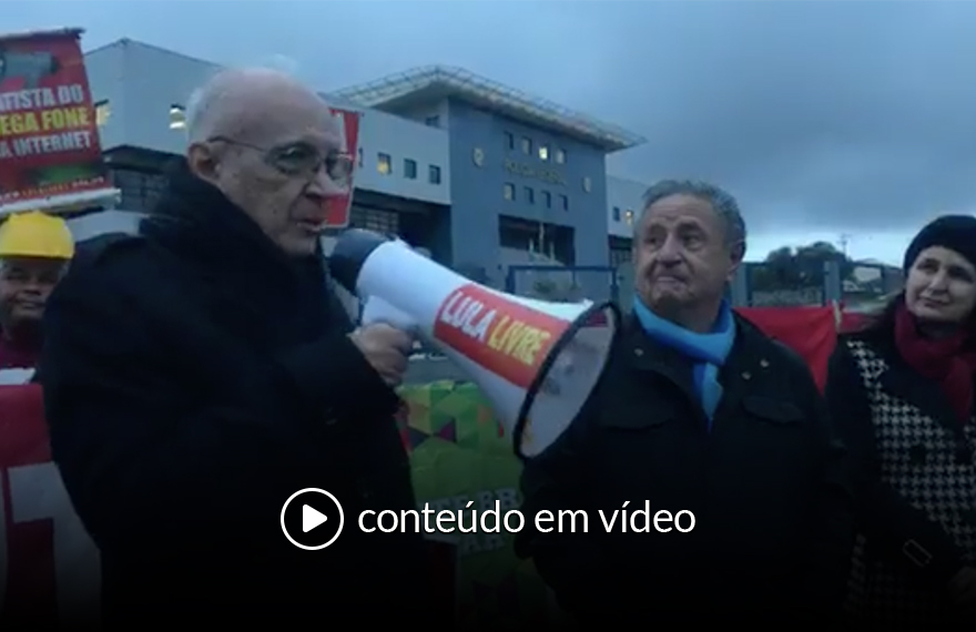 O ex-presidente da Argentina, Eduardo Duhalde, e o cientista político Emir Sader, foram a Curitiba ver e conversar com Lula, nesta quinta-feira (18) de muito frio.