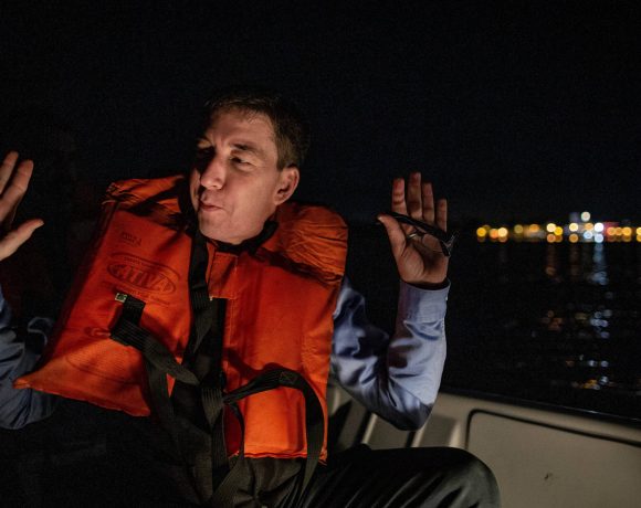 Salva-Vidas. O jornalista Glenn Greenwald chega para a FLIP, em Paraty, num barco acompanhado de seguranças, depois das ameaças feitas por ultra-direitistas
