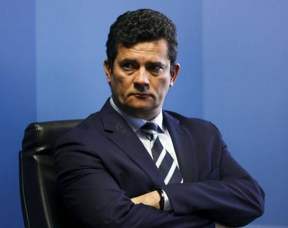 Moro tenta aterrorizar Greenwald com deportação, mas portaria é ilegal
