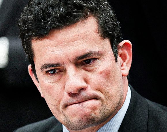 Moro pede licença