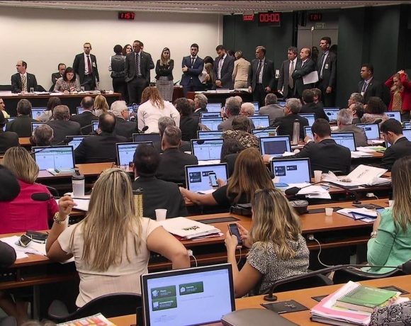 Comissão Especial aprova o texto-base da reforma da Previdência