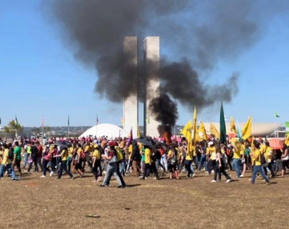 O circo pegando fogo. Estudantes protestam contra a reforma da Previdência na Praça dos Três Poderes. Foto Brenda Ortiz/G1