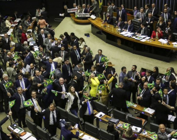379 deputados aprovam a reforma da Previdência em primeiro turno