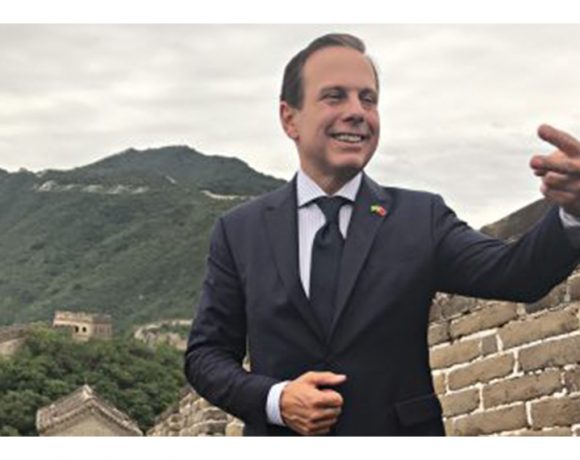 Para adular Trump, Bolsonaro esnobou a China. Candidatíssimo, Dória foi lá "unir interesses comuns".
