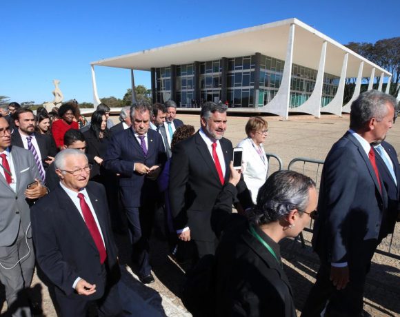 Caminhando e cantando