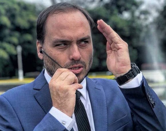 Polícia Civil do Rio já trabalha com suspeita de participação de Carlos Bolsonaro na morte de Marielle Franco