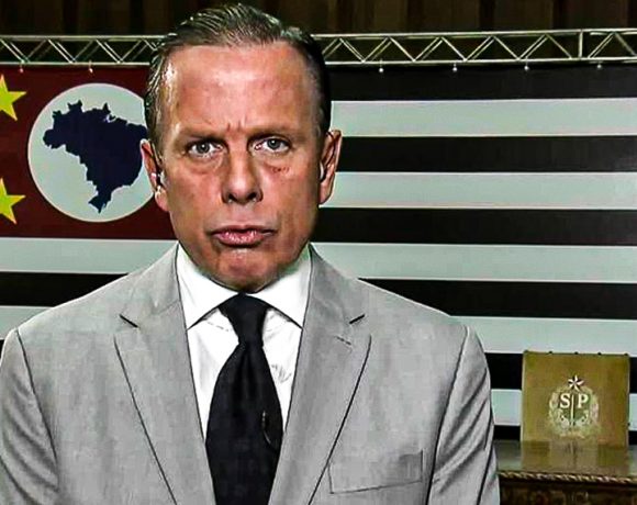 Furacão Doria manda recolher apostilas