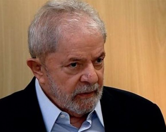 Paulo Coelho a Lula: “Não aceite participar da farsa sinistra dos procuradores da lava-jato”.