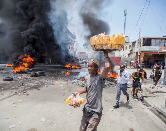 Revoltados com o aumento do preço da gasolina, milhares de haitianos saíram às rua