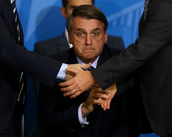 Bolsonaro defende criação de escolas militares e diz frase que ninguém entendeu