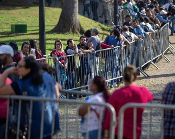 Há vagas! Milhares de trabalhadores estão no Vale do Anhangabaú, em São Paulo, desde a noite de domingo, em busca de uma vaga no Mutirão do Emprego, organizado pelo Sindicato dos Comerciários.