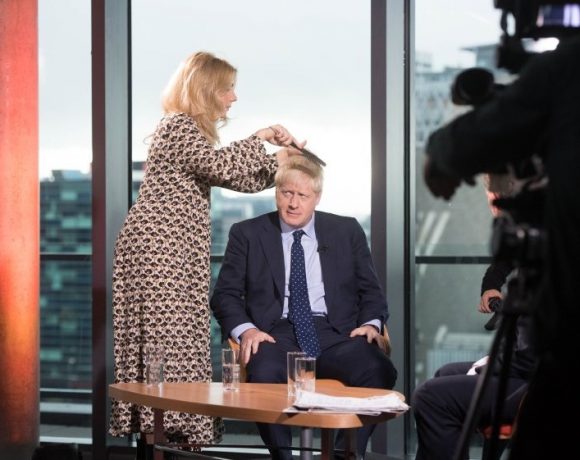 Boris Johnson faz questão de bagunçar o cabelo