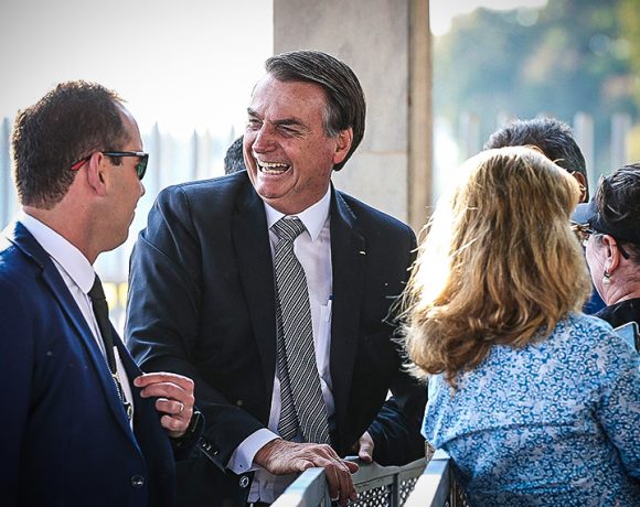 Bolsonaro recomenda a professora talvez o único livro que já leu
