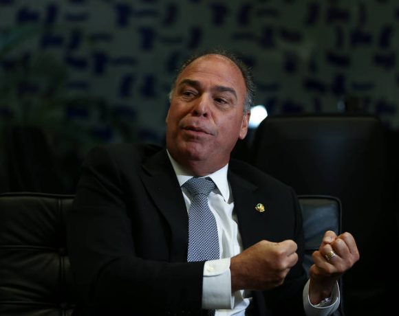 Depois da visita da Polícia Federal, líder do governo pede para sair