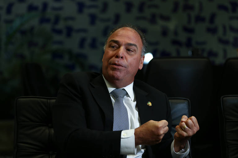 Depois da visita da Polícia Federal, líder do governo pede para sair