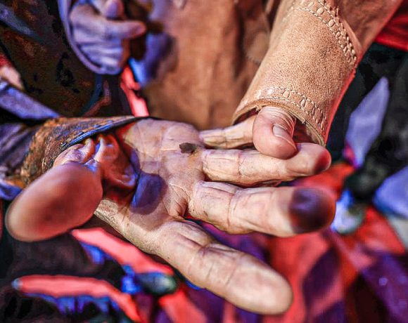mãos de Lula agarradas às mãos do povo