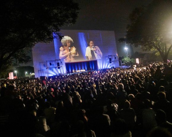 Angela Davis encerra sua passagem por SP com Lula Livre e multidão no Ibirapuera