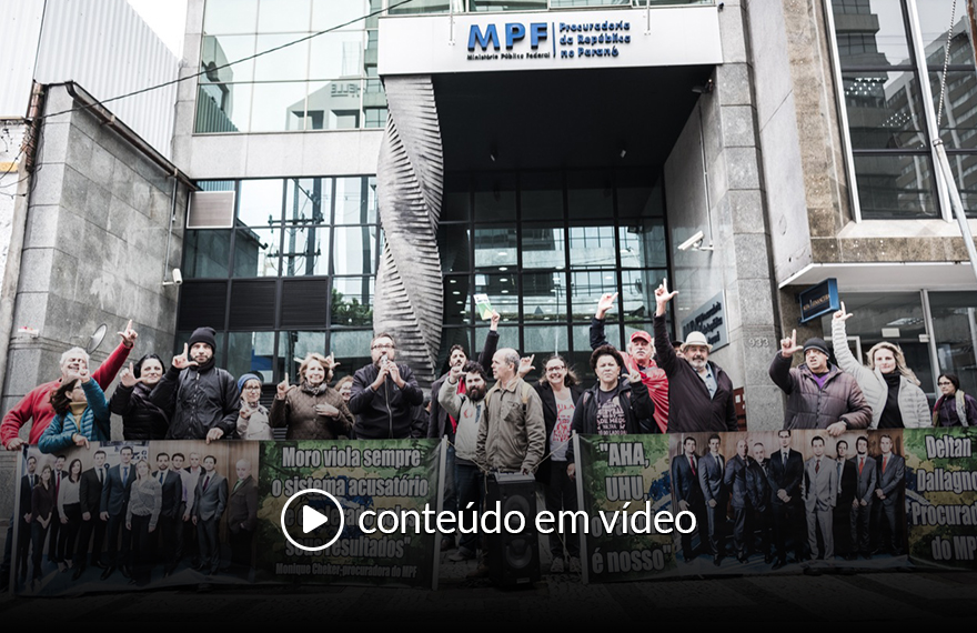 Grupo promove ação semanal na sede do MPF em Curitiba para cobrar explicações da Lava Jato