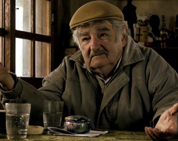 O ex-presidente José Mujica, conhecido como "Pepe Mujica", de 84 anos, foi eleito senador ontem no Uruguai. Um político que não perde a ternura jamais.