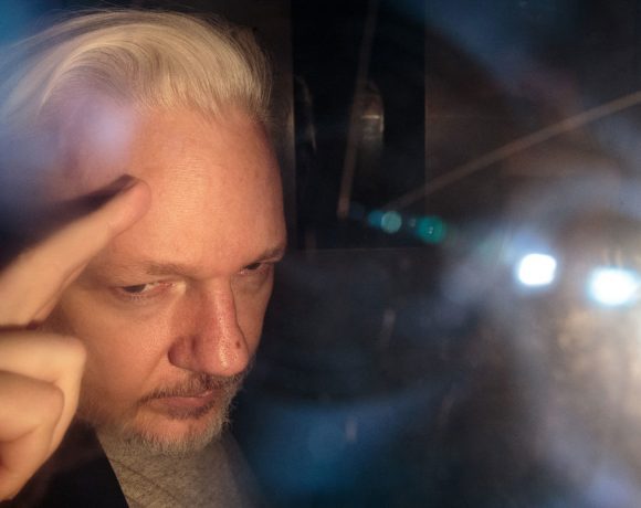 'Assange tem sintomas de vítima de tortura', diz ex-diplomata britânico