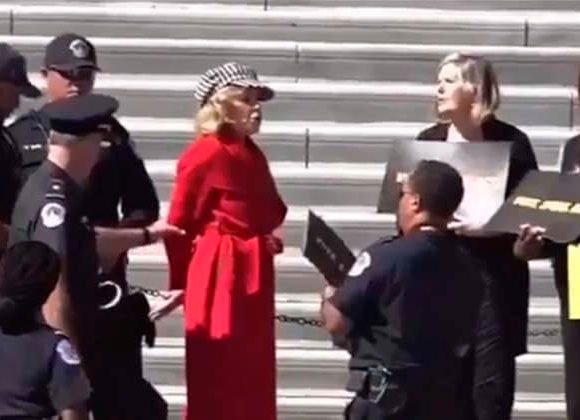 Polícia americana prende a atriz Jane Fonda em protesto contra as mudanças climáticas