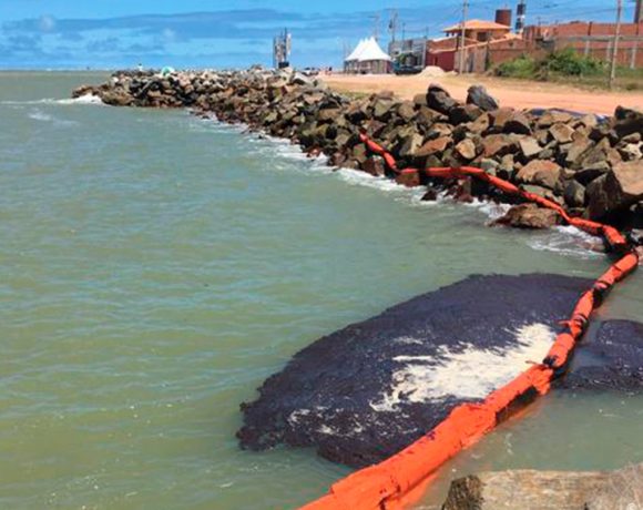 Venezuela nega que o petróleo que chega às praias brasileiras é do país