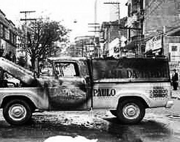 A desavergonhada tentativa da Folha de se promover como mártir da democracia brasileira