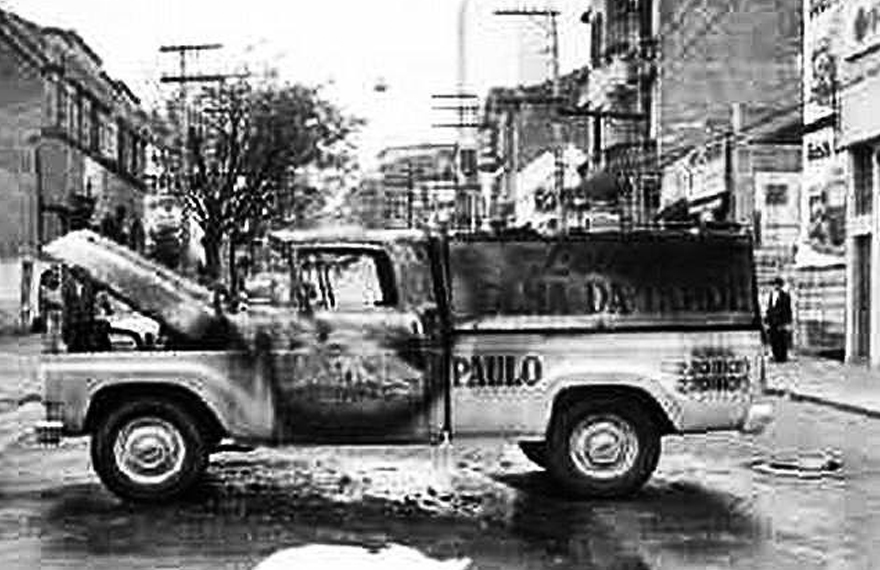 A desavergonhada tentativa da Folha de se promover como mártir da democracia brasileira