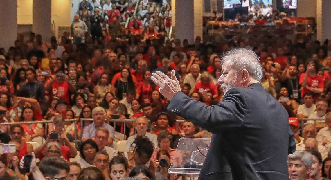 Lula: “O Brasil já está polarizado há séculos entre os poucos que têm tudo e os muitos que nada têm”.
