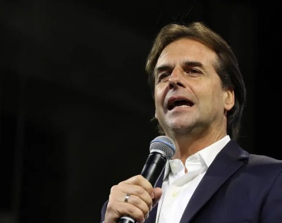 Corte Eleitoral confirma vitória apertada da direita nas eleições presidenciais no Uruguai