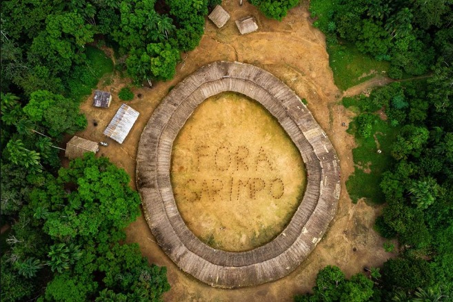 Índios Ianomâmis em protesto contra garimpeiros