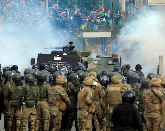 Bolivianos resistem ao golpe. Oito mortos e mais de cem feridos