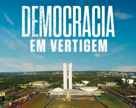 Petra Costa está na pré-lista do Oscar