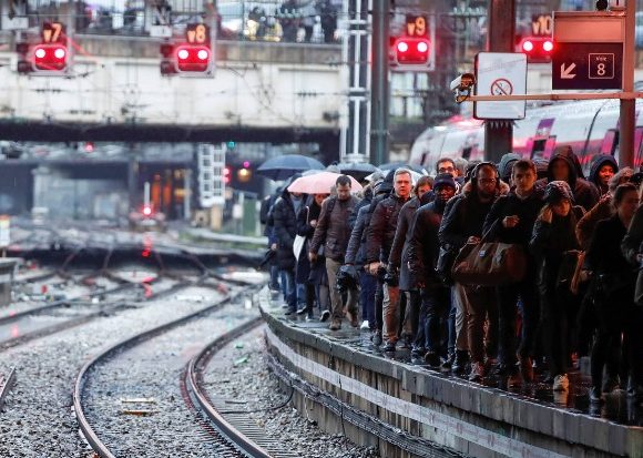 Paris é um caos! A greve contra a reforma da previdência proposta pelo presidente Macron entrou em seu quinto dia, deixando a França sem transporte. (foto Christian Hartmann/Reuters