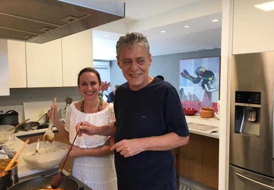 Batuque na cozinha. Chico Buarque e Carol Proner pilotando o fogão, preparando aquele almoço de domingo. [foto Arquivo Pessoal]