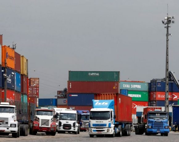 Greve: Caminhoneiros fazem manifestação na entrada do porto de Santos