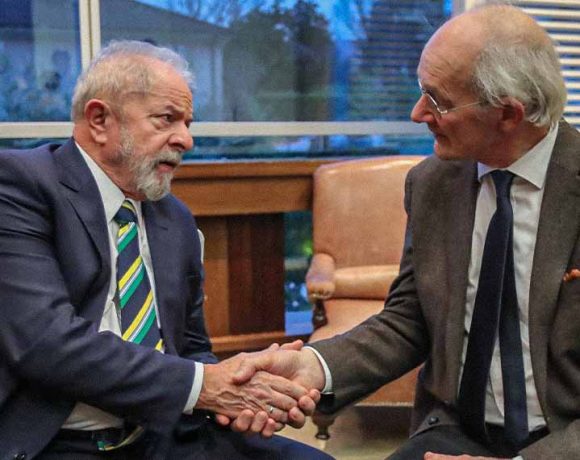 Lula com pai de Assange