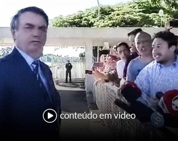 Jornalistas deixam a porta do Alvorada